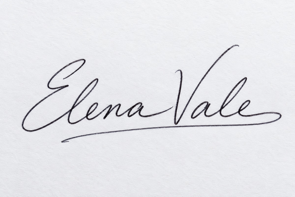 Firma ficticia de Elena Vale con tinta negra sobre papel blanco
